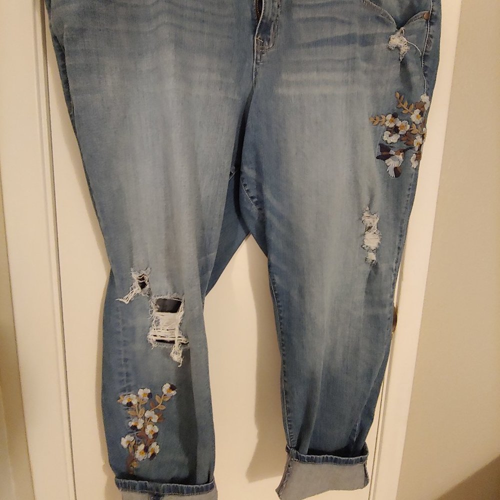 embroidered boyfriend cropped jeans